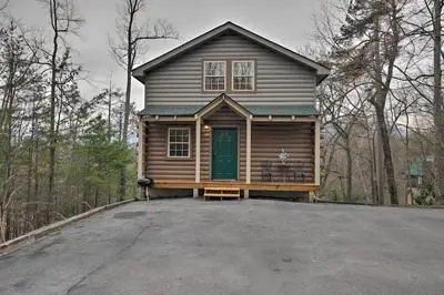 Gatlinburg Cabin w/ Pool Table & Hot Tub!