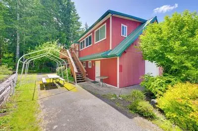Chehalis Retreat w/ Scenic Views!