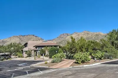 Mountain-view Tucson Condo w/ Outdoor Pools!