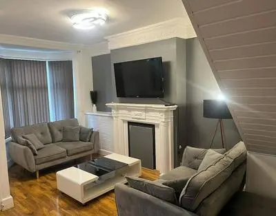 4-guest Charm Home W/street Parking & Wifi & Party