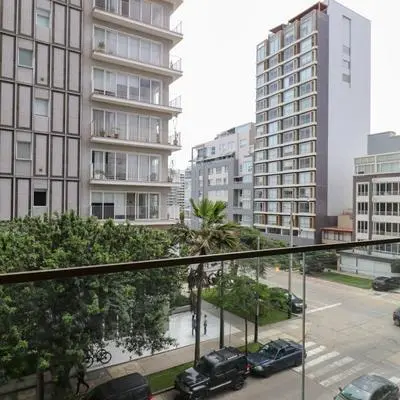 w 2BR With Balcony in Luxury Building Barranco