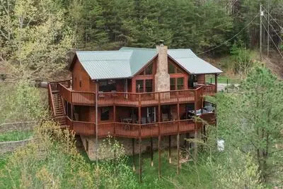 Barefoot Cabin 4 Bedroom Cabin by RedAwning