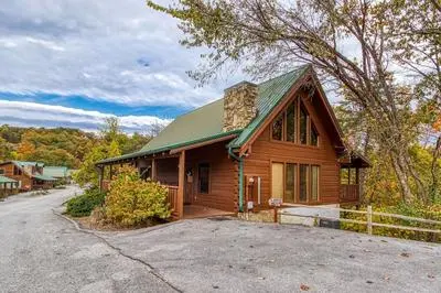 Ern819 - Mountain Majesty - Great Location! Close To All The Action! 5 Bedroom Cabin by RedAwning