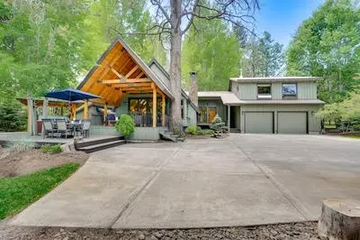 Waterfront Home w/ Hot Tub & Fire Pit in Sunriver!
