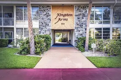 Kingston Arms 2nd Fl Walk to Beach & St. Armands Circle