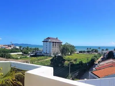 Fantastic 2 bed With Huge Balcony & sea Views
