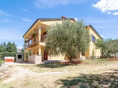 Secluded Apartment in Poreč with Garden