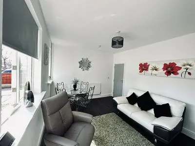 4 Bedroom House, 2 Bathroom-derby-close To Rolls Royce