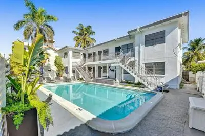Waves on Desoto 1 bed Pool View 6