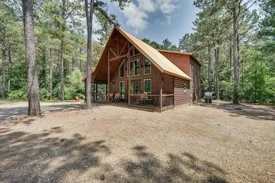 Hot Tub & Fire Pit at Broken Bow Cabin!