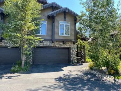 Snowcreek V 760 Pet-Friendly, Amazing Mountain Views, Private 2 Car Garage, Washer Dryer by RedAwning
