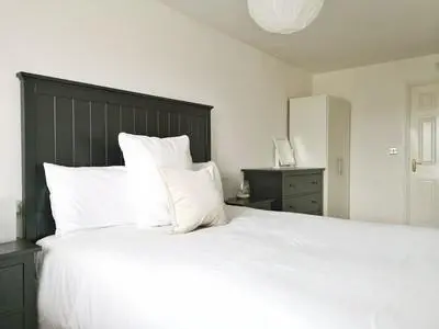 Bright & Modern 2BR Apartment Parking