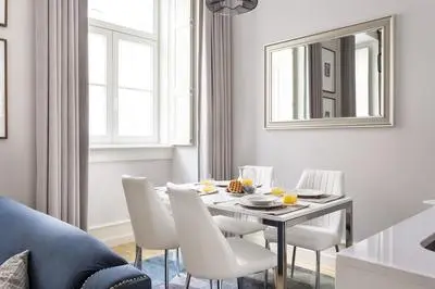 JOIVY Luxurious 2BR Apt w/street view, 2mins to Santa Justa Lift