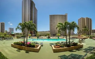 Waikiki Banyan-Amazing Walk to the Beach