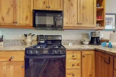 Family Friendly 3 Bedroom Mountain Vacation Rental in Keystone With Complimentary Shuttle Service and Hot Tub Access