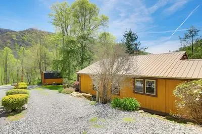 Peaceful Mars Hill Home w/ Porch & Mountain Views