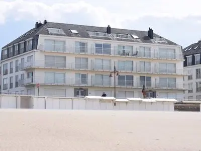 Spacious Seafront Retreat