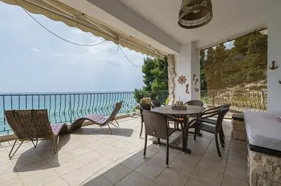 Poseidon Seafront Apartment by Rentalspro
