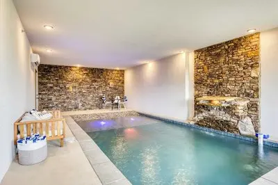 2 Homes Firefly Trail Way by Avantstay Sleeps 28, Indoor Pool + Hot Tub + Movie Theater & Game Room