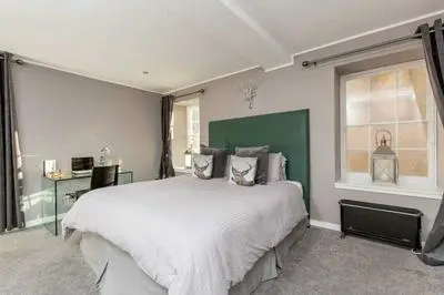 Beautiful, Newly Decorated Flat on the Royal Mile!