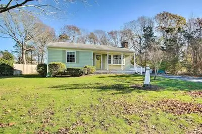 Hen Cove Home w/ Wood Deck - Walk to Beaches!
