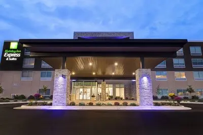 Holiday Inn Express & Suites Detroit Dearborn by IHG