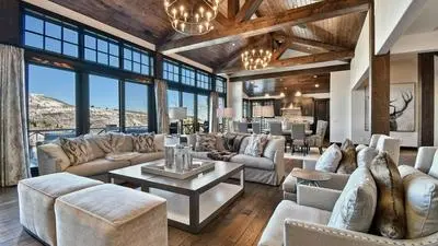 Silver Sun by Avantstay Ski-in Ski-out w Hot Tub