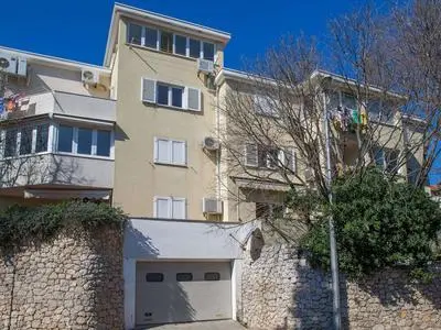Spacious and Modern 1st Floor Apartment With Private Garage, Wi-fi