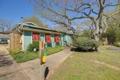 Pet-friendly Studio - 1/2 Mi to Galveston Bay!