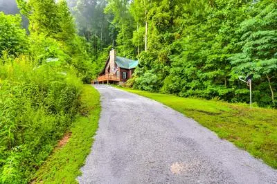 3 Mi to Museums: Smoky Mountains Cabin w/ Deck