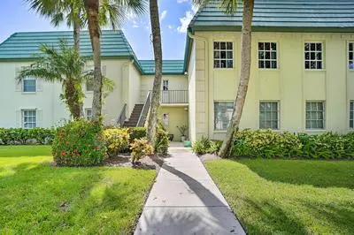 Relaxing Condo w/ Screened-in Lanai, 4 Mi to Beach