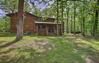 Cozy Broken Bow Cabin w/ Hot Tub - 1 Mi to Lake!