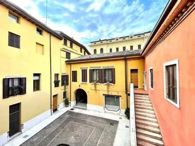 Large modern 2-storey house in the heart of Verona
