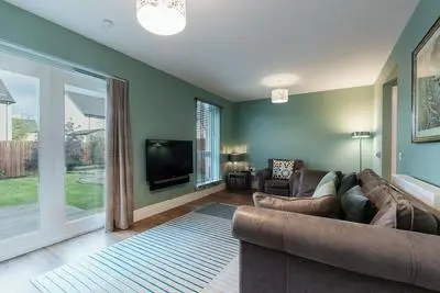 3br-sleeps6-parking-garden-citycentre