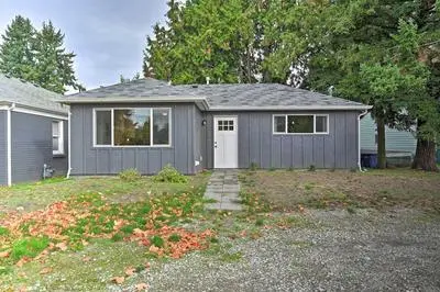 Bright Seattle Cottage w/ Private Backyard Access!