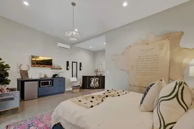 Pop 1: Hot-tub + Close to Main St