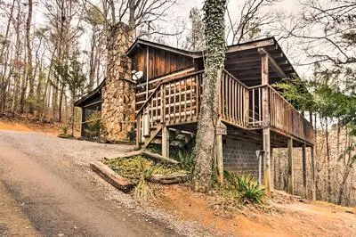 7 Mi to The Island in Pigeon Forge: Relaxing Cabin