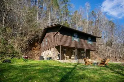 Secluded And Quiet Cabin: The Bear Necessities 3 Bedroom Cabin by Redawning