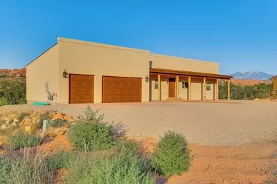 5 Mi to Arches NP: Canyon-view Hideaway w/ Deck!