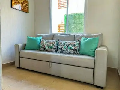 Family House with Pool 10 min airport