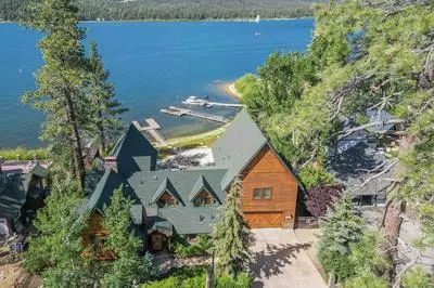 2 Lakefront Homes by Avantstay Sleeps 23, Private Dock+beach, Hot Tub, Fire Pit, Deck Views