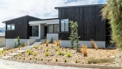 Farrant Drive - Sleeps 8 - Lake & Mountain Views - Modern & Stylish
