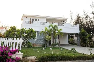 LUSH GARDEN RESORT