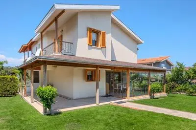 Spacious Villa With Garden 3 min to Beach