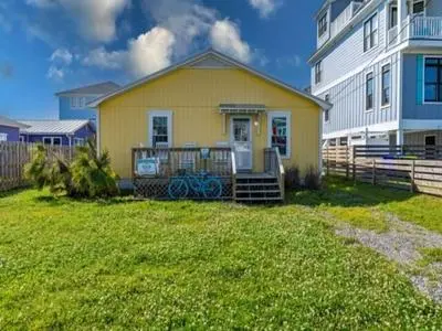 Neato Bonito - A Truly Private Beach Cottage - Only 4 Blocks To The Beach - Park Your Boat Trailer On Site! 2 Bedroom Home by Redawning