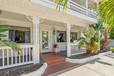 Deluxe King Condo Updated Suite by the Beach!