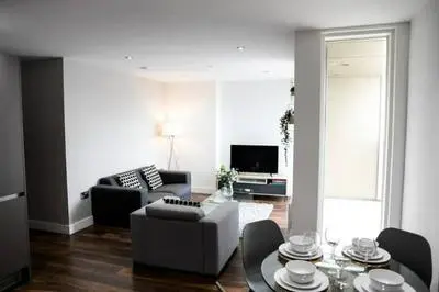 Spacious 2 Bedroom Flat with Balcony Close to Train Station