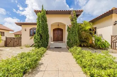 4BR Villa Short Walk to Beach in Amazing Location