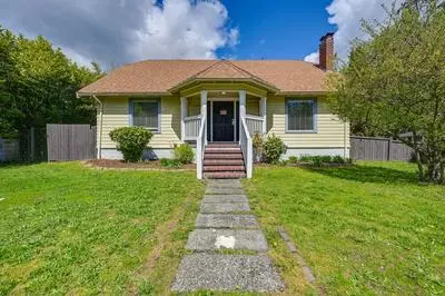 Seattle Home w/ Private Yard ~ 8 Mi to Dtwn!