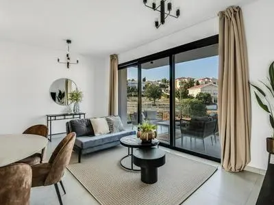 Sanders Elgio - Precious 3-bdr Apt With Balcony